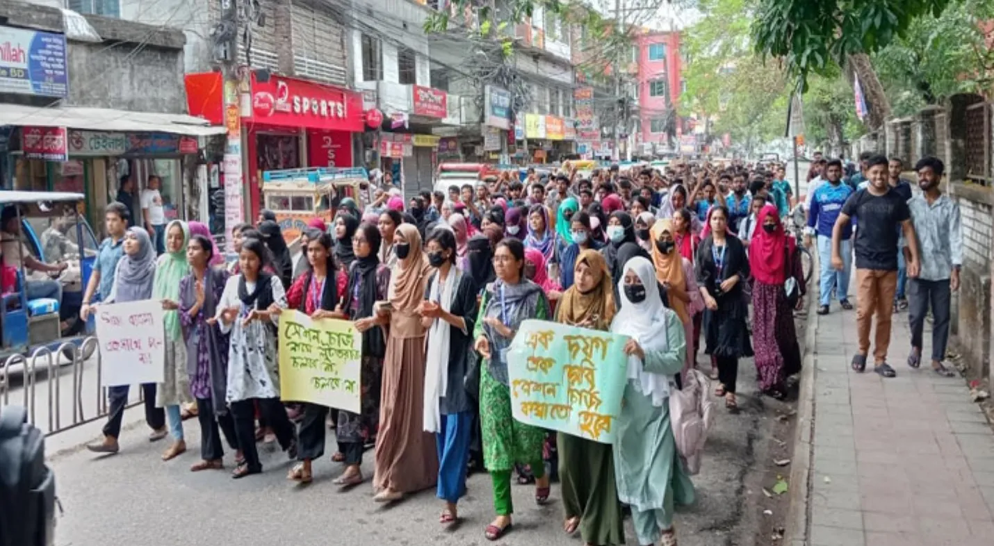 বরিশালে ৪ দফা দাবিতে বিএম কলেজ শিক্ষার্থীদের বিক্ষোভ